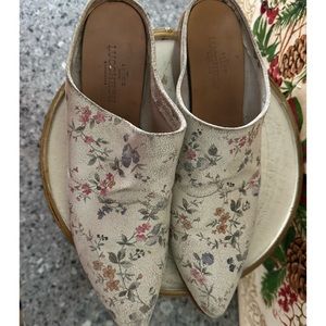 LUCCHESE Fay floral mule.